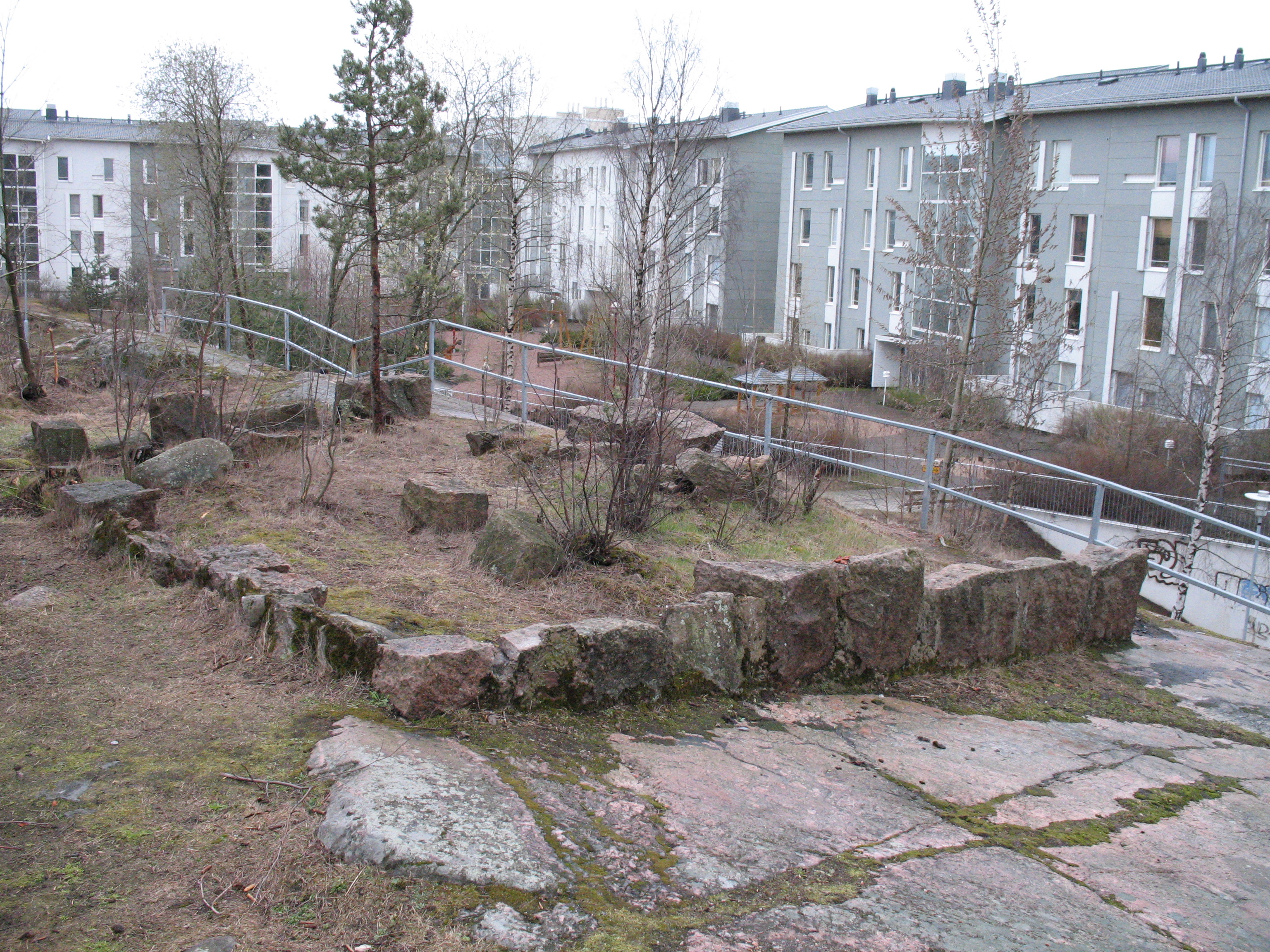 Kuva: Huvilan Bergtorp (nro 9b) kivijalka Herttoniemess. Kuva  Jan Strang